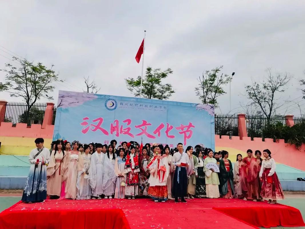 学校传统文化节汉服表演学生走秀现场俯拍