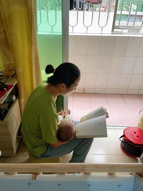 新手妈妈深夜蹲在月子中心走廊消防栓旁看手机的写实照片