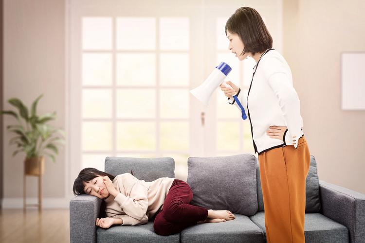 客厅沙发上刷育儿文章愁眉苦脸的妈妈