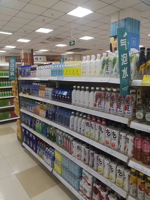 超市冷藏柜不同品牌气泡水陈列