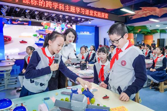 中小学跨学科学习老城墙探究活动现场图