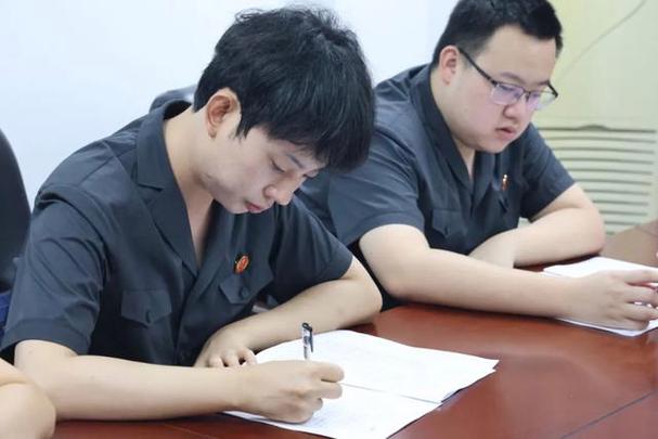 基层法院书记员深夜对着裁判文书加班的工位