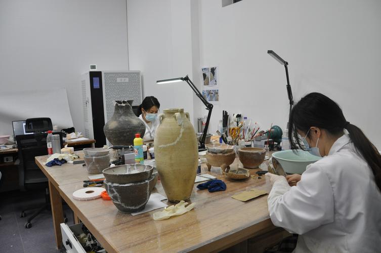 国有博物馆馆藏文物整理工作现场