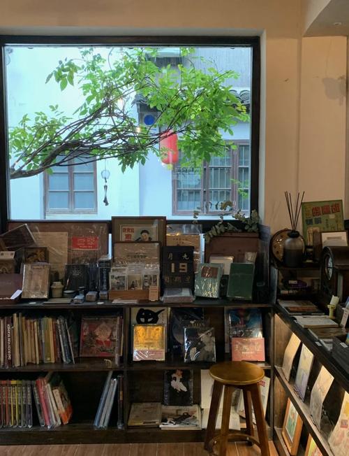 杭州老巷二手书店木质落地书架