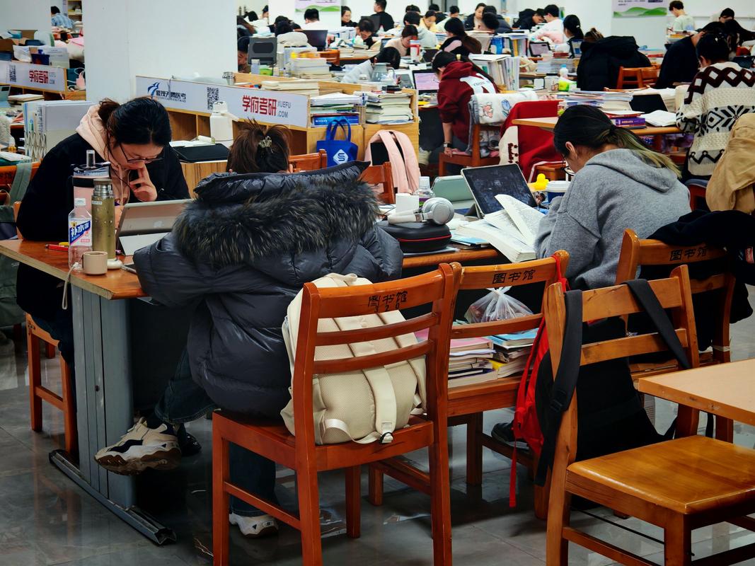 考研初试考场紧张氛围图