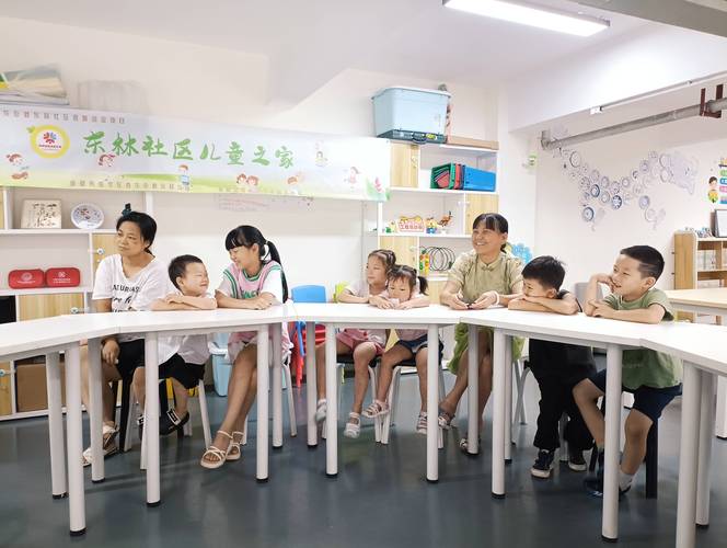 社工在工业区活动室陪伴随迁子女阅读绘本