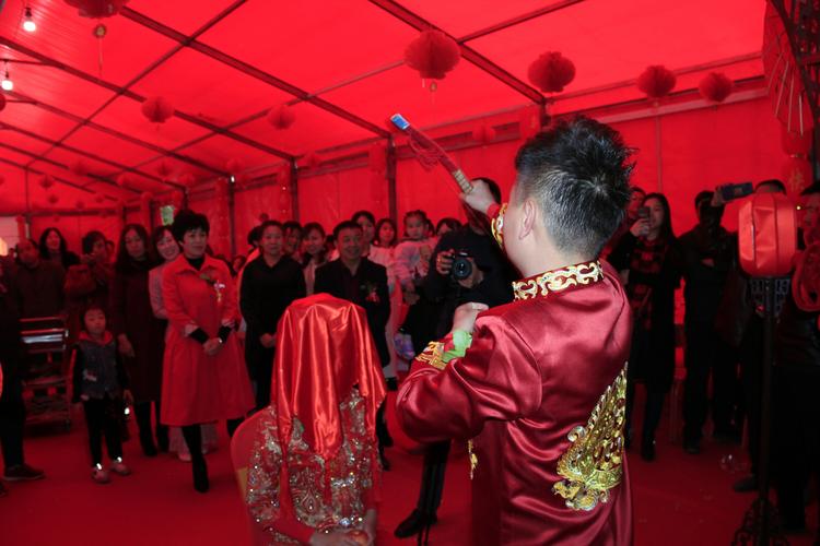 中式婚礼新郎射箭仪式特写
