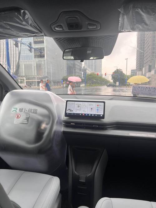 开放道路全无人无人驾驶出租车行驶实拍