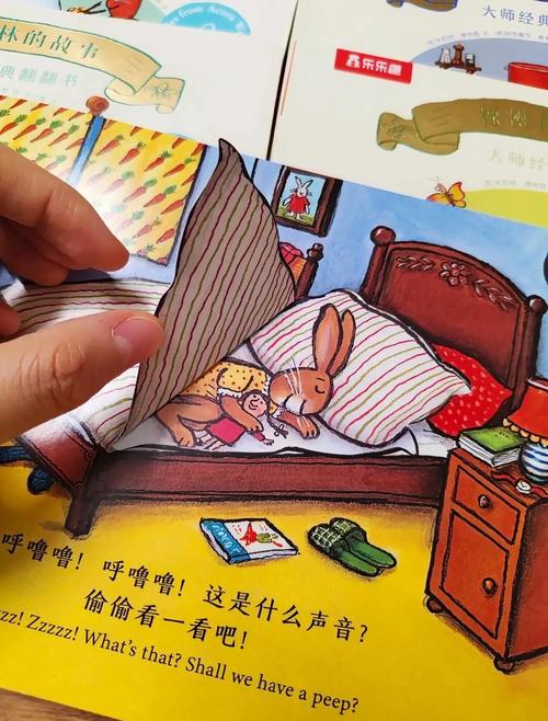 幼儿坐在地毯上反复翻阅同一本破旧绘本特写