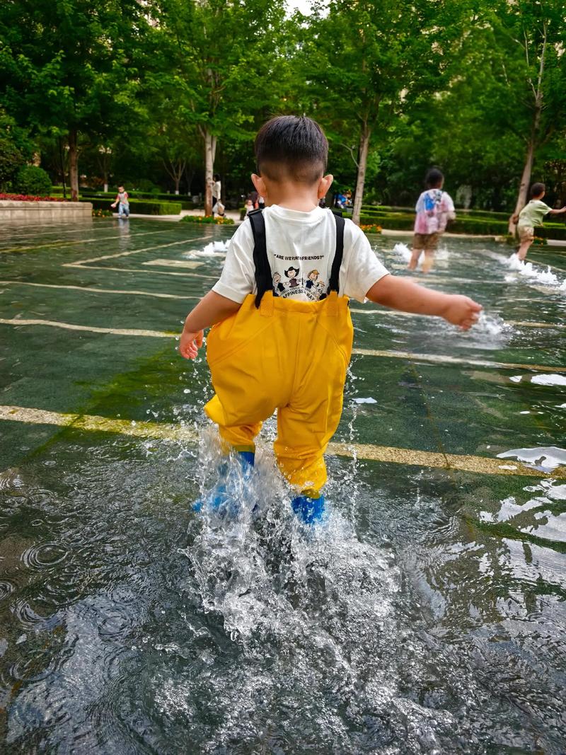 城市公园儿童戏水区踩水特写