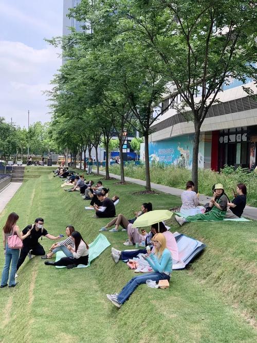 企业周末户外拓展大家瘫在草坪上休息的实拍