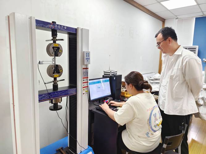 拉力试验机厂家工程师上门校准服务现场