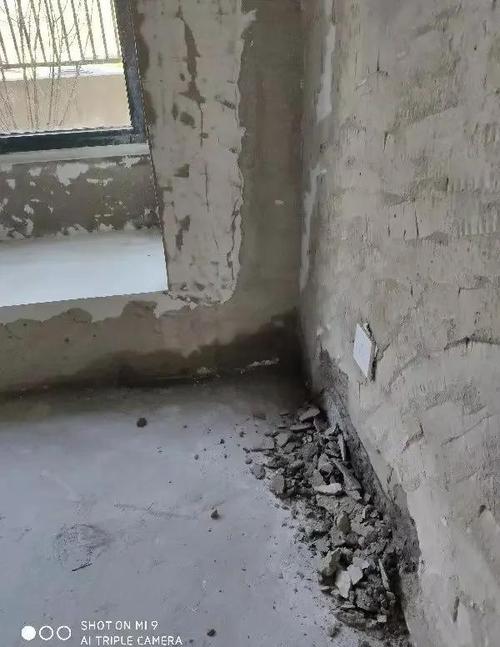 一楼底层外墙根这种重潮湿区，摆放要讲方法