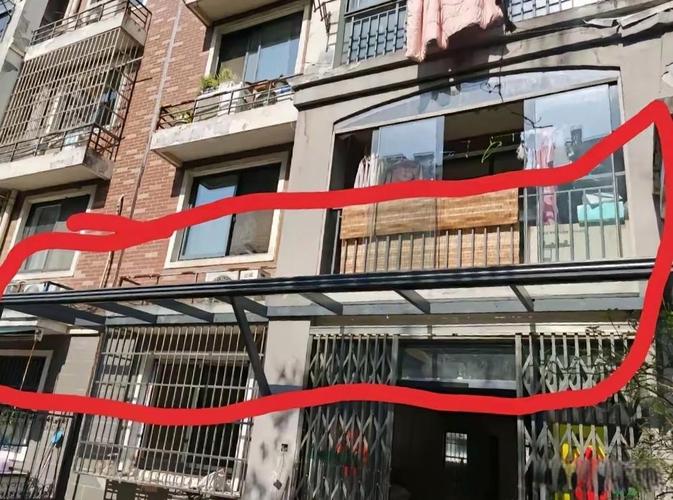 一楼违建遮阳棚挡二楼采光相邻权纠纷