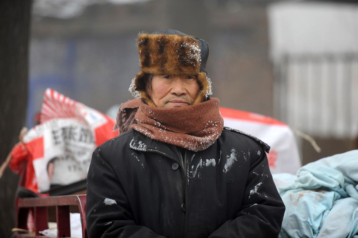 哈尔滨老道外冬天卖冻梨的白发老人