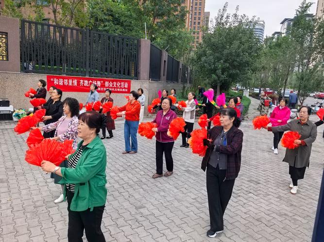 普通居民在社区空地跟着音乐随性跳舞的日常场景