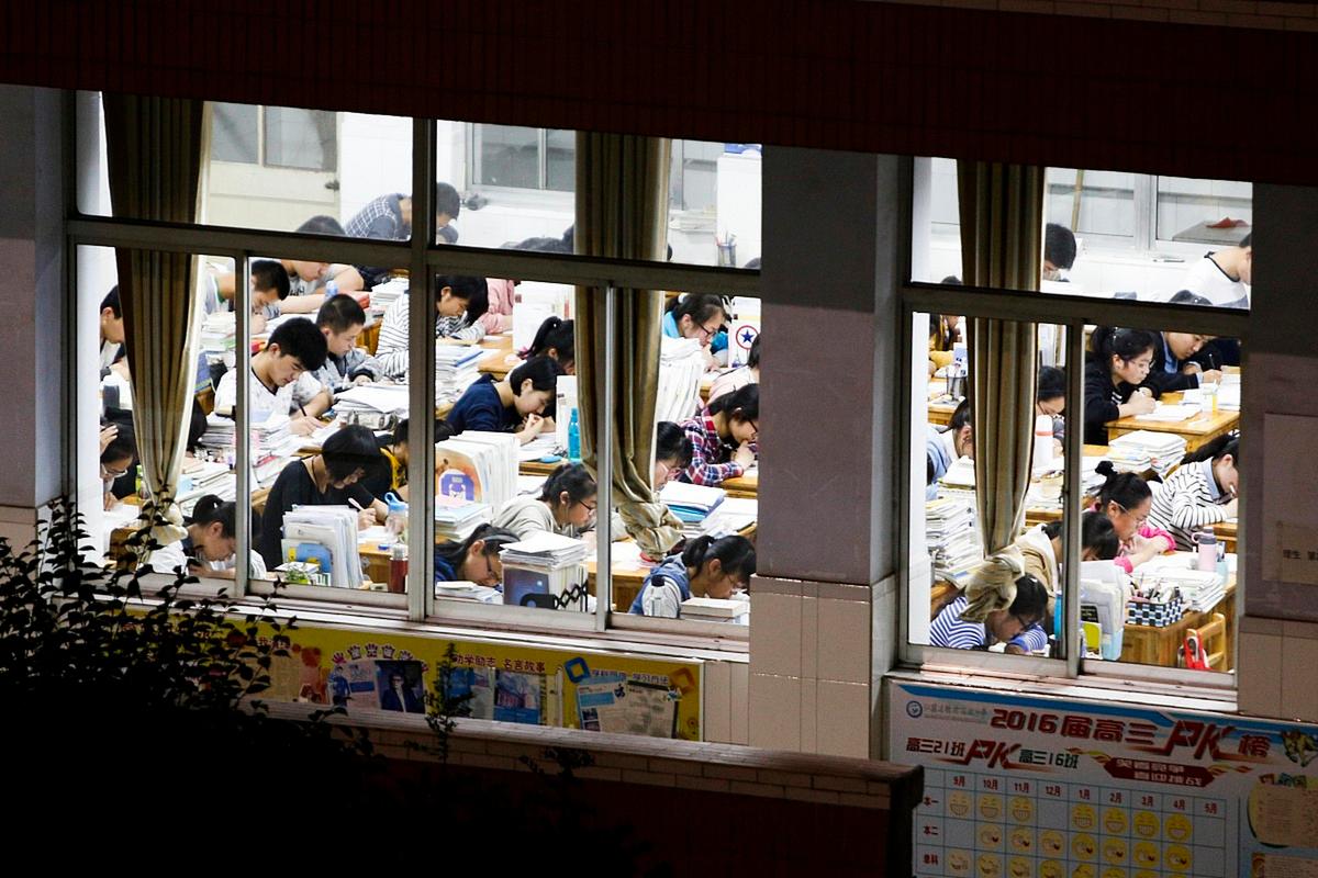 中学自习课桌面亮屏手机实拍