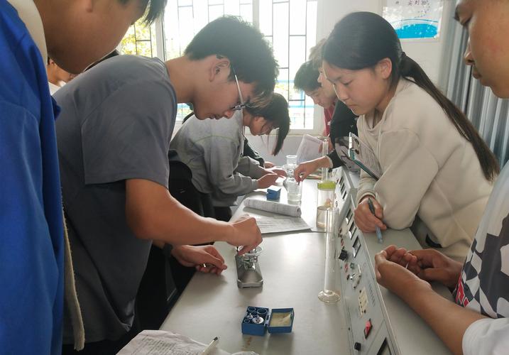 学生动手做物理实验场景