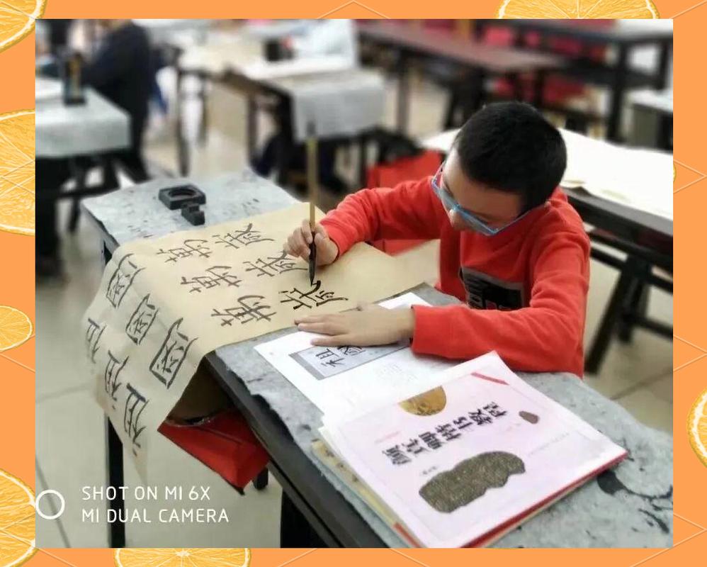 二年级孩子趴在书桌前写软笔汉字书法