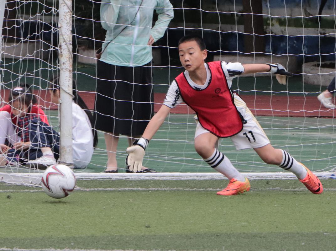 小学三年级校园足球联赛门将扑球瞬间