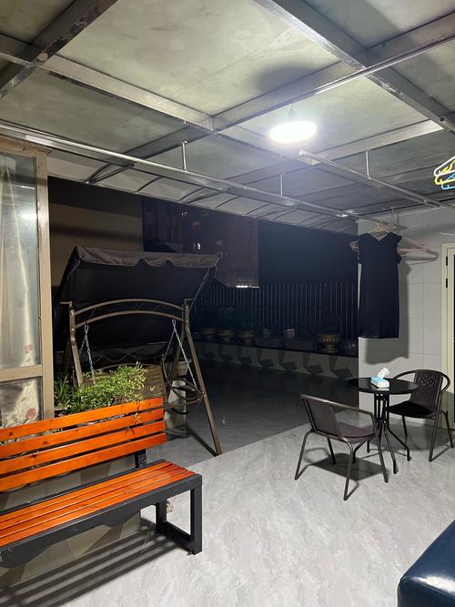 钢厂工人下夜班回家放冰可乐的家庭玄关场景