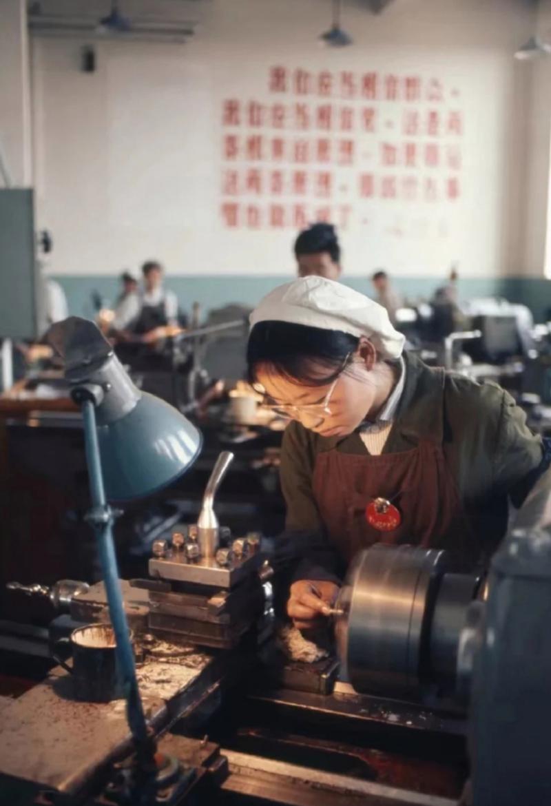 老工业厂房长辈指导晚辈操作机床的温馨场景