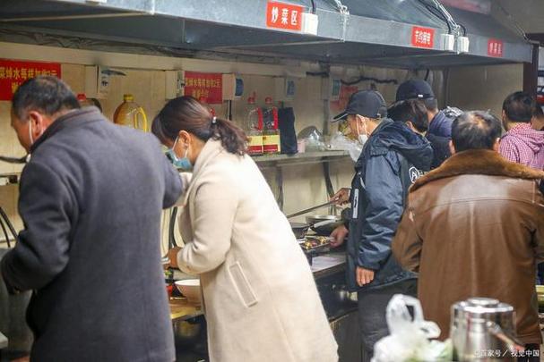 深夜米粉店暖黄灯光