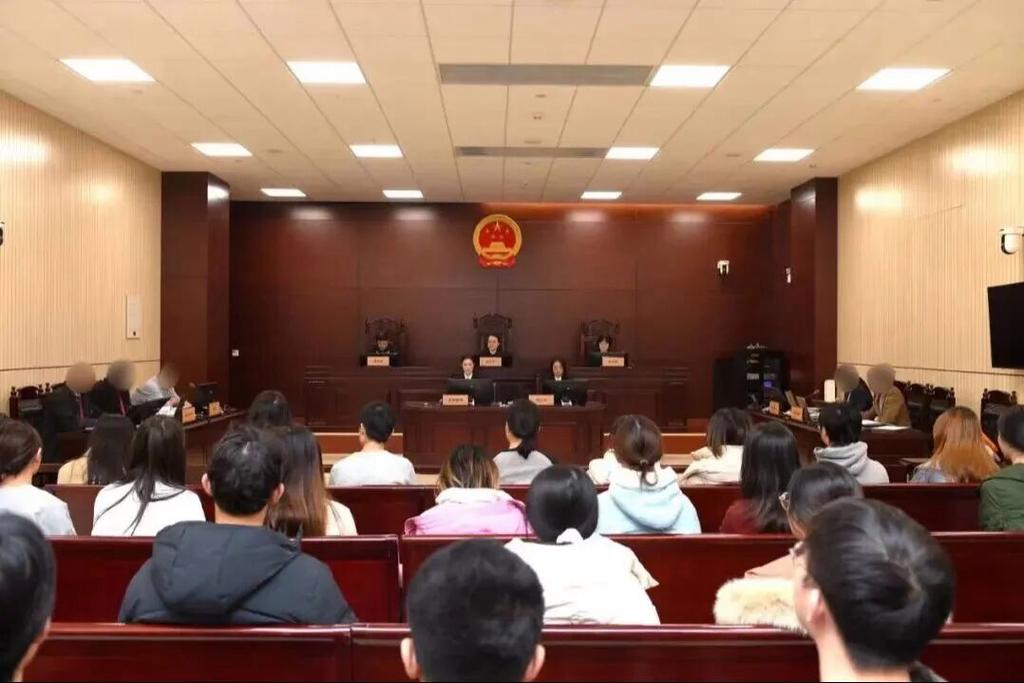 婚姻纠纷律所开庭前当事人紧张等待的场景
