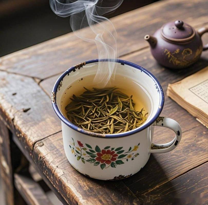 茶桌前用搪瓷缸泡老寿眉的日常喝茶场景