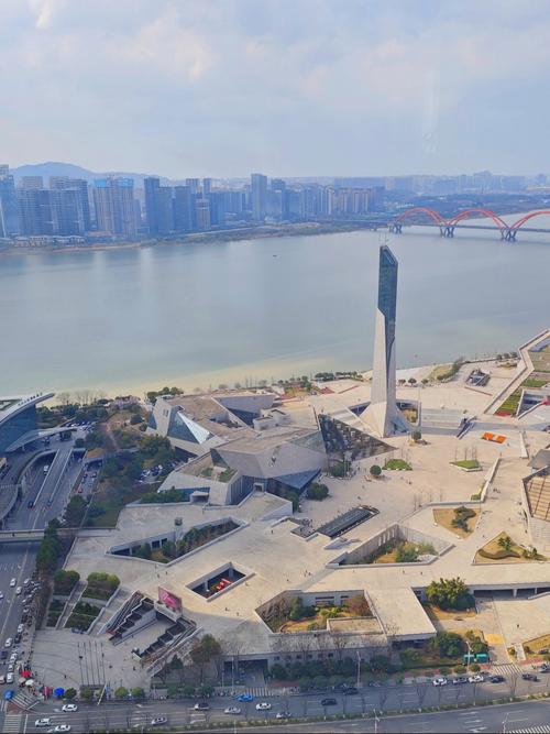 北辰三角洲:光影流动的江景实验