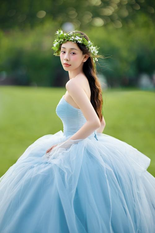 新娘穿着鼠尾草绿色蓬蓬裙婚纱在森林中