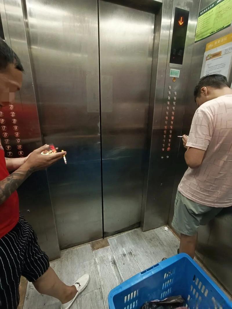 小区密闭电梯内吸烟场景实拍