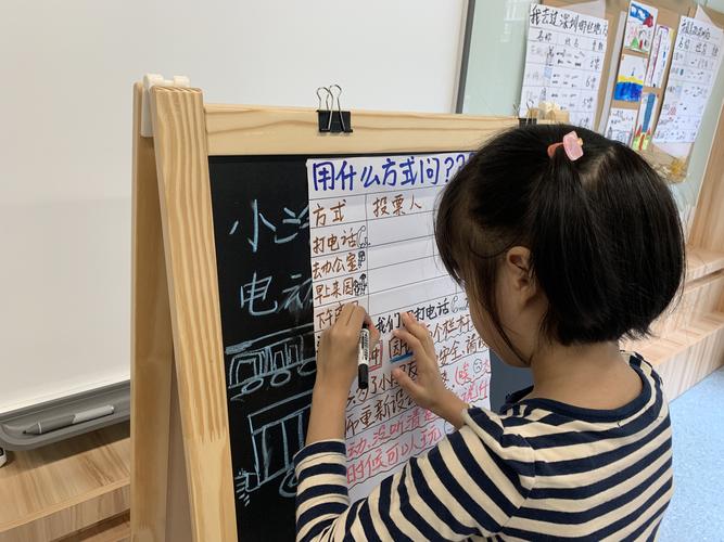 孩子站在客厅白板前贴成长型思维便签