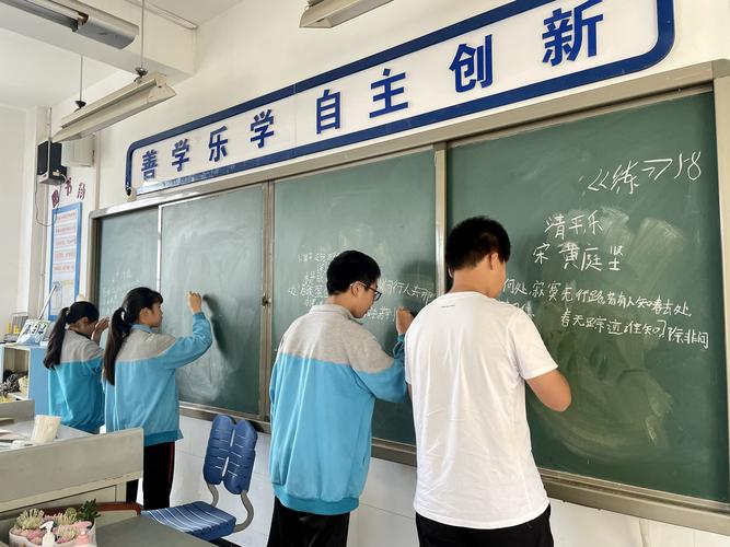 中学晚自修走廊穿校服男生按墙记名字的场景