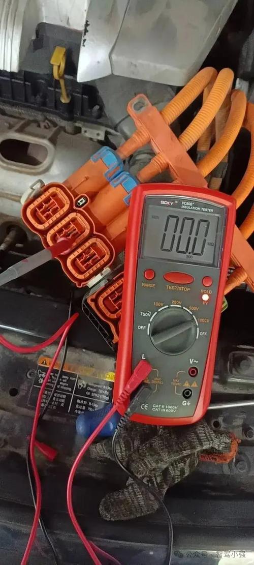 汽修师傅用绝缘表测新能源车高压系统阻值