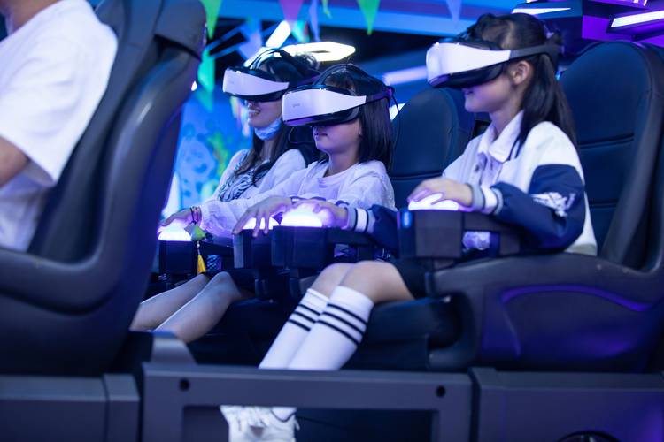 虚拟现实元宇宙社区人们通过VR设备聚会