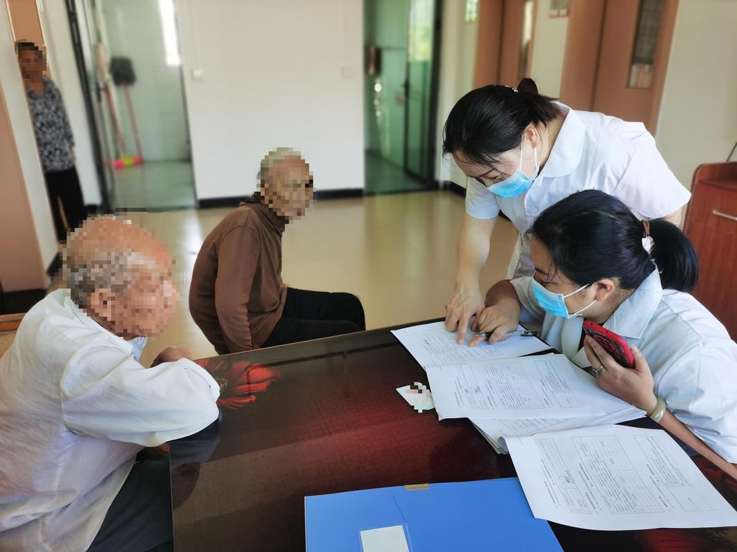 长护险失能评估专员上门为老人做评估现场