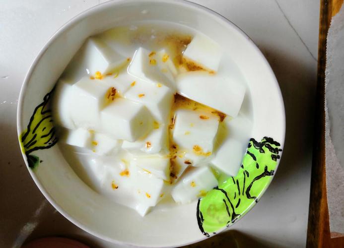 传统手工南杏仁豆腐甜品碗