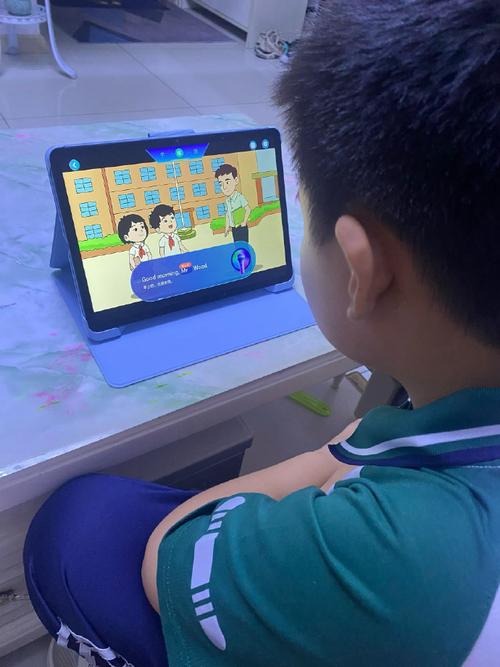 乡村学生使用智慧教育终端学习英语场景图