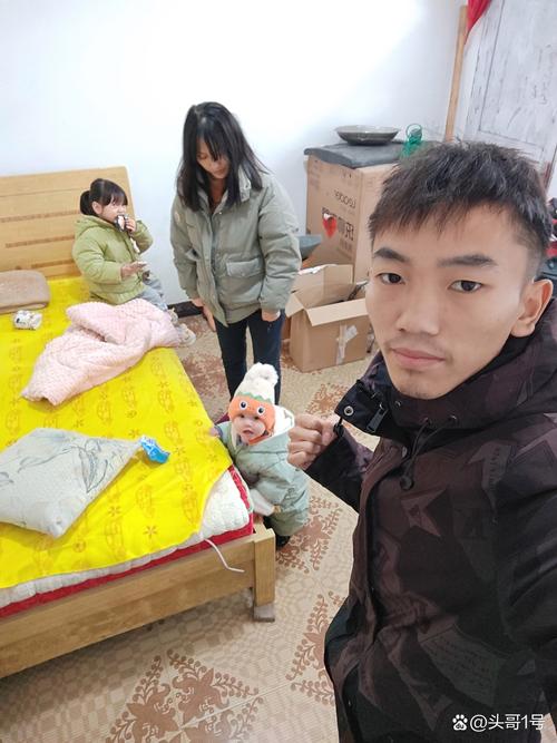 二胎调和师指导工业双职工家庭两个孩子做手工场景