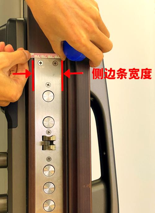 木工完工后门锁尺寸测量现场