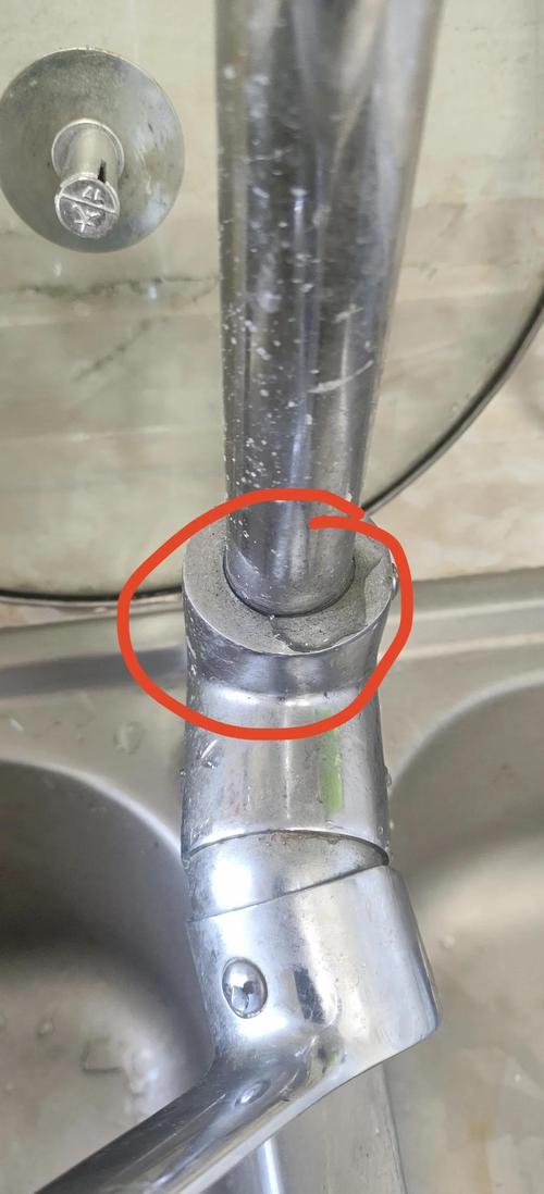 出租屋厨房豁口不锈钢碗接水龙头滴水实拍