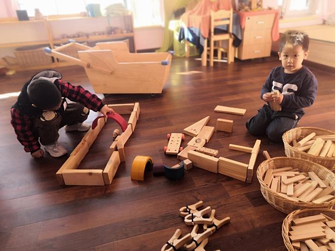 18月龄幼儿故意扫落茶几积木的实拍图