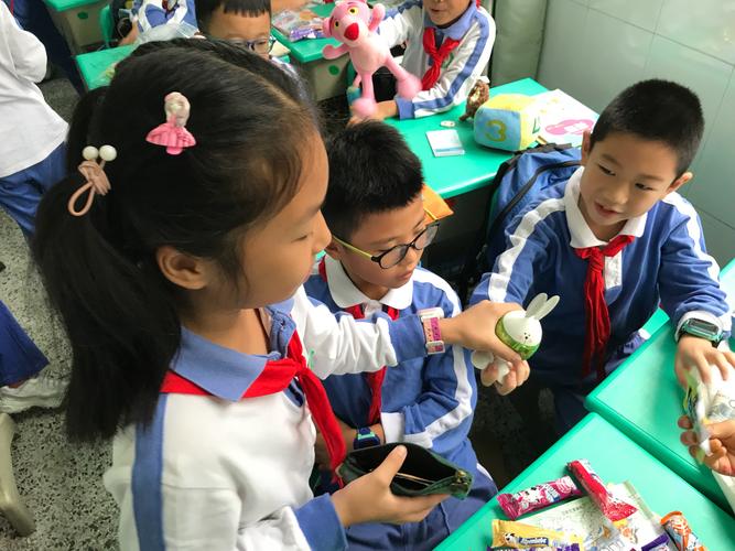 小学英语课堂学生寻找身边red物品实拍
