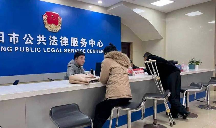 区法律援助中心窗口群众提交申请材料实拍