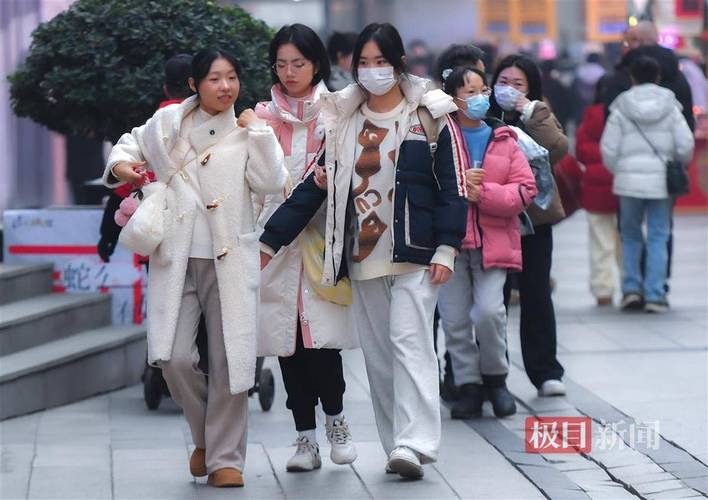 雾霾天城市街头戴口罩出行人群