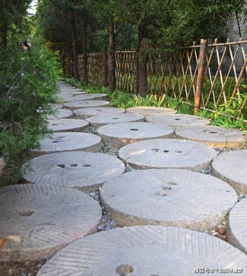 古村道路用旧石磨盘铺设