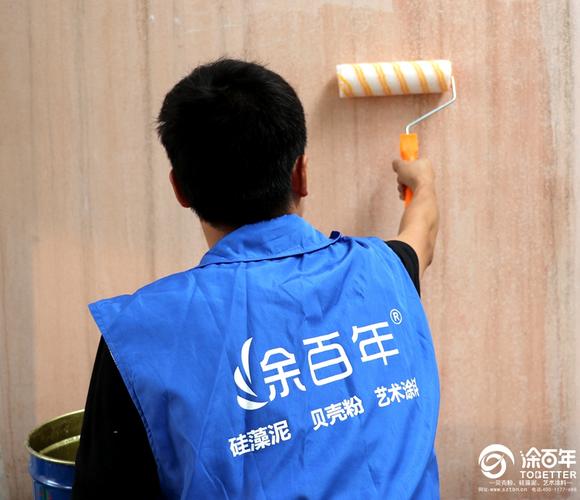 工人涂抹贝壳粉涂料施工细节