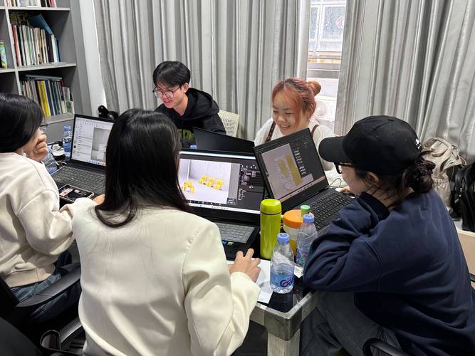 年轻人带着作品集参加实习面试