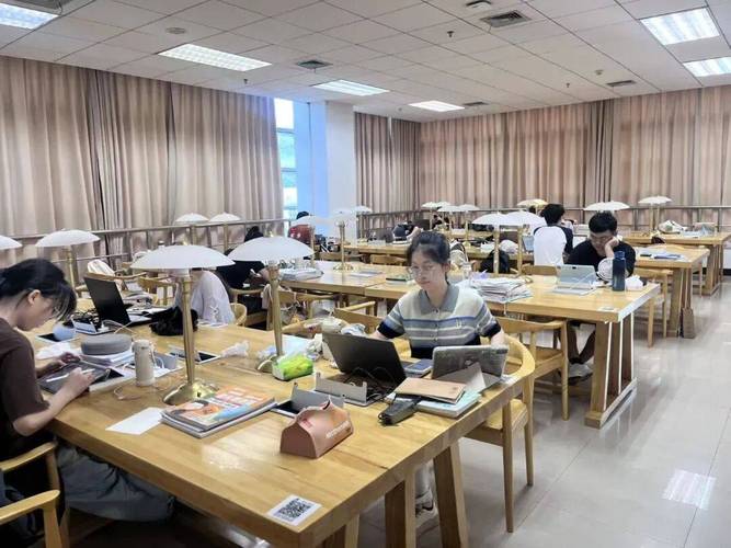 注册电气工程师考生图书馆备考场景